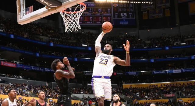 开云官网-对抗时光的男人！詹皇再刷21季纪录：劈扣+罚球绝杀