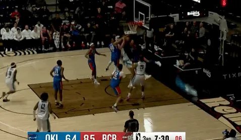 开云体育APP下载-杨瀚森上篮被对手凶狠犯规拦下，随后罚球命中砍下第12分