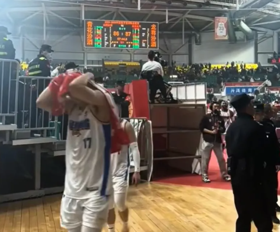 开云官网-朝球员吐口水！山西球迷太猛了，令人大开眼界！