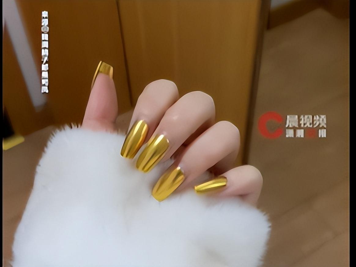 开云官网-女子用20g黄金打造新年美甲，称用自己穿戴甲定做的，最新回应：是真金，过年就要装一把
