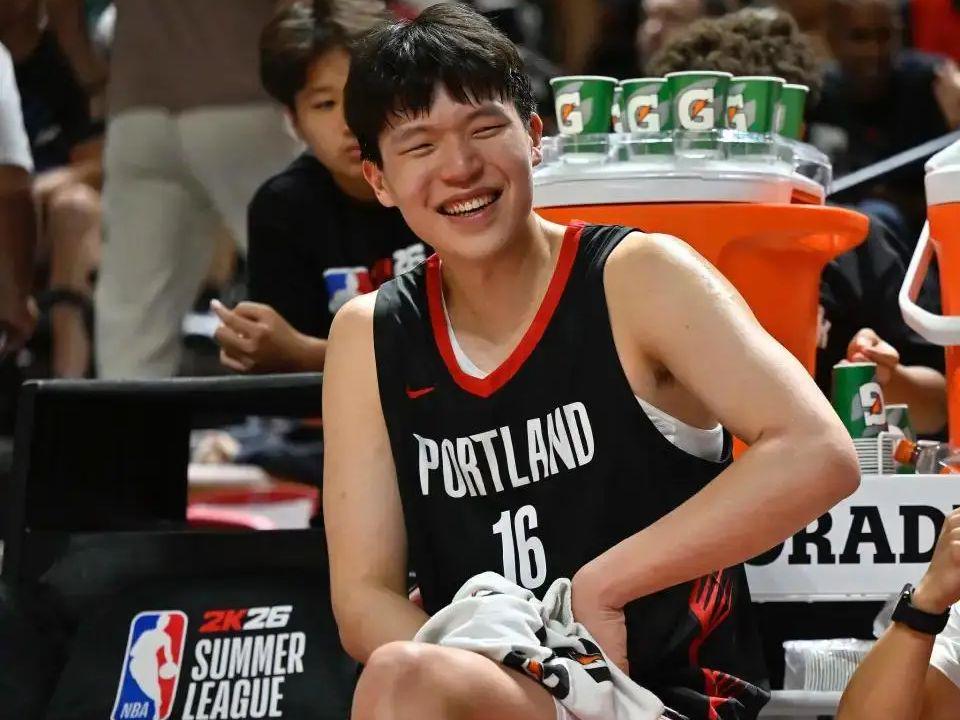 开云体育入口-常规赛快结束了，杨瀚森连洛杉矶英文说不出来，球迷：换个翻译吧